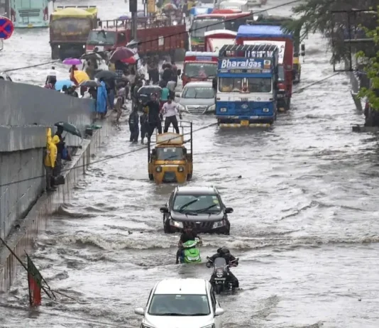 கனமழையால் இதுவரை 10 பேர் உயிரிழப்பு: மும்பைக்கு ரெட் அலர்ட்