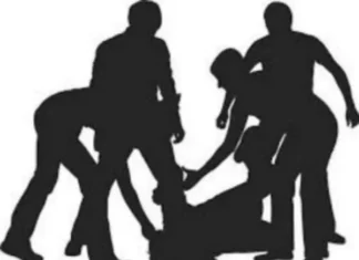 ஆயுதங்களுடன் புகுந்த 6 பேர் கும்பல் வெறியாட்டம் – 8 பேர் படுகாயம்