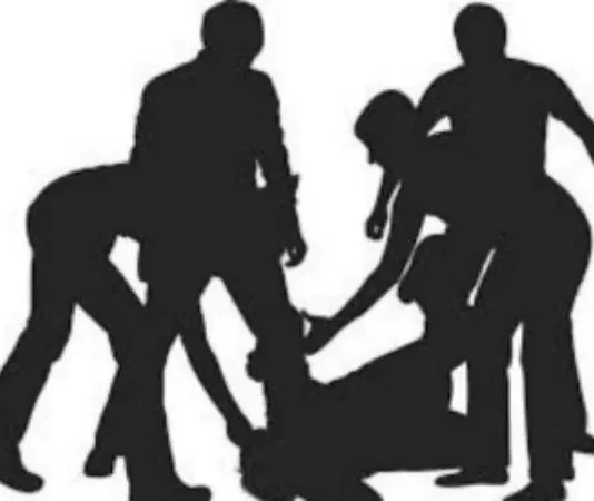 பெண்ணிடம் சில்மிஷம் -போலீஸ்காரர் மீது தாக்குதல்