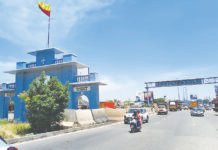 இருமாநில எல்லையில் ஆர்ப்பாட்டம்; தமிழக பேருந்துகள் தற்காலிக நிறுத்தம்