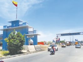 இருமாநில எல்லையில் ஆர்ப்பாட்டம்; தமிழக பேருந்துகள் தற்காலிக நிறுத்தம்