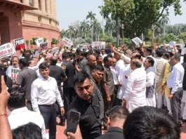 இந்தியா கூட்டணி என்டிஏ எம்பிக்கள்ஒரே நேரத்தில் போராட்டம்