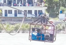 பாலம் இல்லாததால் டிராலியில் பள்ளிக்கு செல்லும் மாணவர்கள்