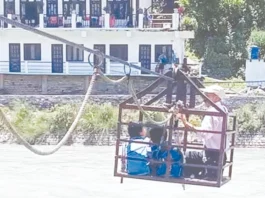 பாலம் இல்லாததால் டிராலியில் பள்ளிக்கு செல்லும் மாணவர்கள்