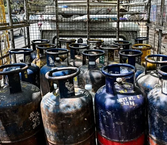 வணிக சிலிண்டர் விலை ரூ.200 குறைப்பு