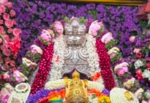 ஆடி கடைசி வெள்ளி சாமுண்டி மலையில் குவிந்த பக்தர்கள்