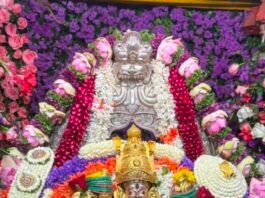 ஆடி கடைசி வெள்ளி சாமுண்டி மலையில் குவிந்த பக்தர்கள்