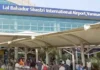 விமான நிலையத்தில் துப்பாக்கி தற்செயலாக வெடித்து 2 வீரர்கள் காயம்