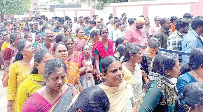 சுதந்திர தின விடுமுறை: பழநி முருகன் கோயிலில் குவிந்த பக்தர்கள்