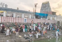 வீரராகவ பெருமாள் கோயில் தெப்பக்குளத்தில் குவிந்த பக்தர்கள்