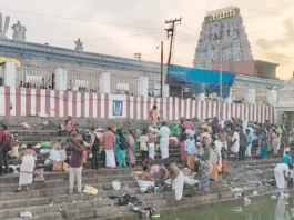 வீரராகவ பெருமாள் கோயில் தெப்பக்குளத்தில் குவிந்த பக்தர்கள்