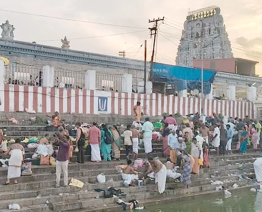 வீரராகவ பெருமாள் கோயில் தெப்பக்குளத்தில் குவிந்த பக்தர்கள்