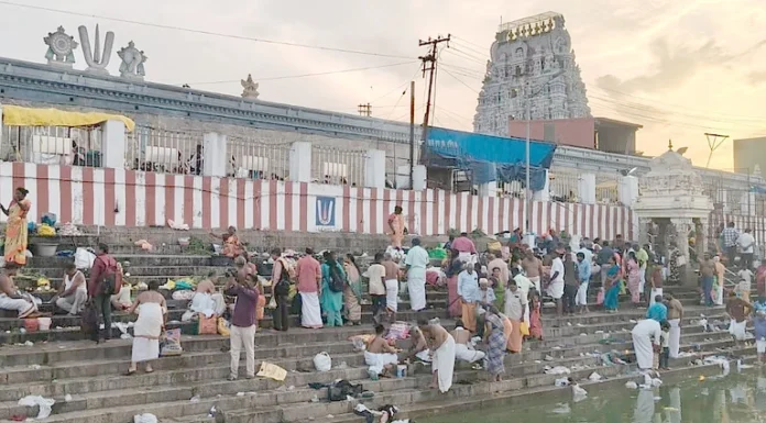 வீரராகவ பெருமாள் கோயில் தெப்பக்குளத்தில் குவிந்த பக்தர்கள்