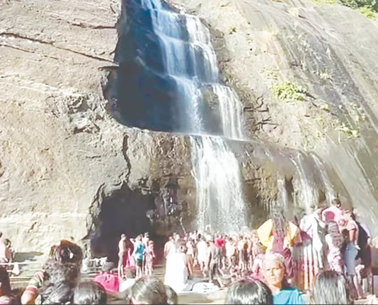 குற்றால அருவிகளில் நீர்வரத்து குறைவு:சுற்றுலாப் பயணிகள் ஏமாற்றம்