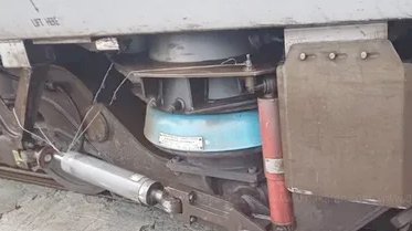 தருமபுரி அருகே பாறை உருண்டு, ஓடும் ரயிலில் விழுந்ததால் பரபரப்பு