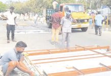 முன்னெச்சரிக்கை நடவடிக்கை: அனுமதியற்ற பலகைகள் அகற்றம்