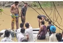 வெள்ளத்தில் கார் அடித்துச் செல்லப்பட்டு 8 பேர் உயிரிழப்பு