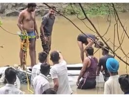 வெள்ளத்தில் கார் அடித்துச் செல்லப்பட்டு 8 பேர் உயிரிழப்பு