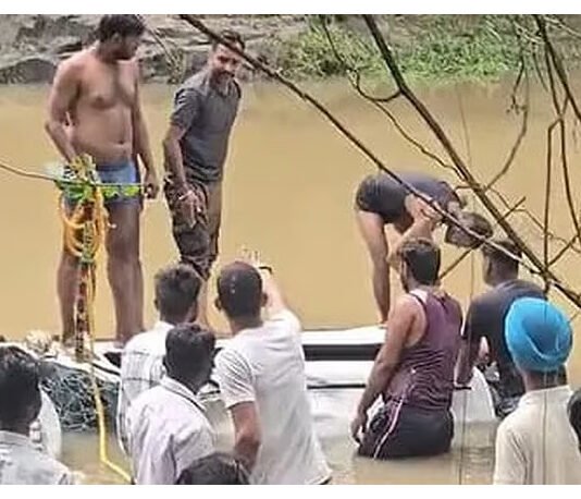 வெள்ளத்தில் கார் அடித்துச் செல்லப்பட்டு 8 பேர் உயிரிழப்பு