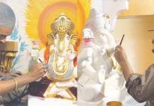 விநாயகர் சிலைக்கு முஸ்லிம் ஓவியரின் வண்ணம்