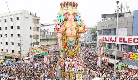 ஹைதராபாத்தில் விநாயகர் சிலைகள் ஊர்வலம்