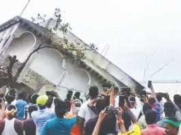 கங்கை நதியில் அடித்து செல்லப்பட்ட கோவில்