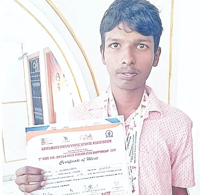 சப் ஜூனியர் பாரா தடகளத்தில் சாதனைசுரேந்திரன் 2 தங்கம், 1 வெள்ளி வெற்றி