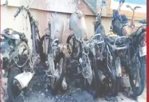 நிறுத்தப்பட்டிருந்த 5 மோட்டார் சைக்கிள்கள் தீக்கிரை