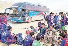 பலுசிஸ்தான் நெடுஞ்சாலையில் கால்பந்து வீரர்களிடம் வழிப்பறி