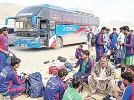 பலுசிஸ்தான் நெடுஞ்சாலையில் கால்பந்து வீரர்களிடம் வழிப்பறி