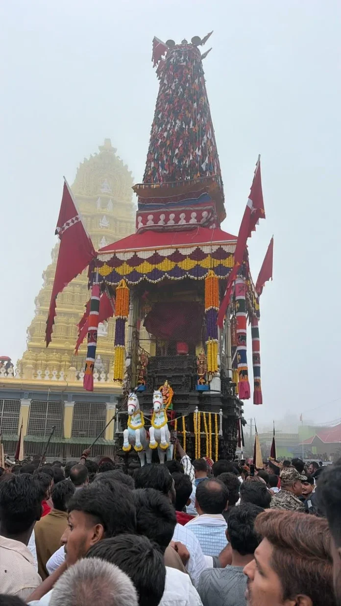 ஸ்ரீ சாமுண்டேஸ்வரி தேரோட்டம்: மைசூர் மகாராஜா குடும்பத்தினர் பங்கேற்பு