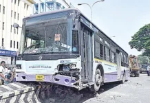 உயர் நீதிமன்றம் அருகே அரசு பஸ் மோதி கார்கள் சேதம்