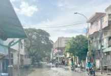 வியாசர்பாடி ஸ்டீபன்சன் சாலையில் தொடரும் வெள்ளம்