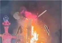 டெல்லியில் ராவணனுடன் கரப்பான் பூச்சி உருவபொம்மை எரிப்பு