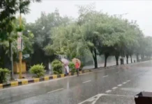 டில்லியில் கனமழை: வானிலை மையம் ரெட் அலர்ட்