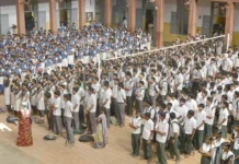 மாணவர்களுக்கு குழந்தைகள் தினத்தில் கேக்