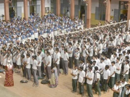 மாணவர்களுக்கு குழந்தைகள் தினத்தில் கேக்