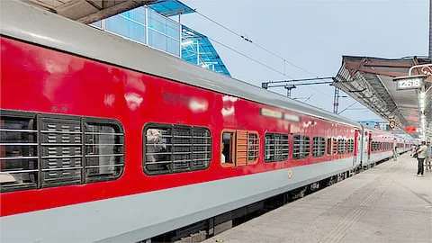 தீபாவளிக்கு 95 சிறப்பு ரெயில்கள் இயக்க திட்டம்